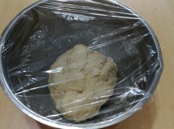 step4: 將大碗抺油，放進麵團，蓋上保鮮紙，發酵 35 分鐘。