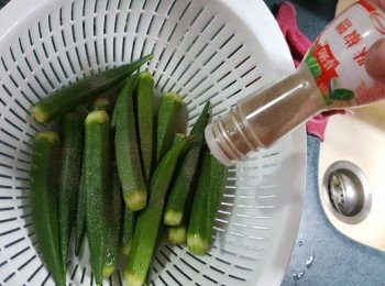 step2: 將秋葵切去少許頭部硬身部位洗淨後,用味椒鹽撈勻