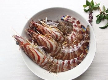 step3: 將明蝦先用<span class="group_2">醃料</span>(太白粉除外)醃製15分鐘。