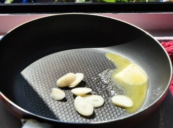 step9: 將奶油及蒜片爆香