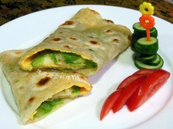 step1: 萵苣洗淨泡冰水十分鐘瀝乾.切成適當大小備用. 鍋中下油煎香全麥蛋餅皮.取出備用.