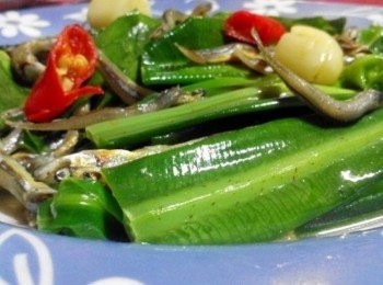 step2: 倒入橄欖油，把蒜頭放入鍋子爆香，再放入丁香魚快炒一下，接著放入山蘇的炒一下，再加入少許的米酒、塩、糖、辣椒，少許香油，即可關火，呈盤上桌。