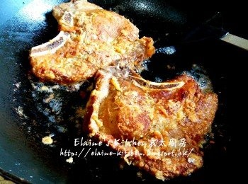 step8: 放入鑊中用慢火慢慢煎至金黃色 , 盛起待涼片刻後 , 原塊豬扒放在炒飯面