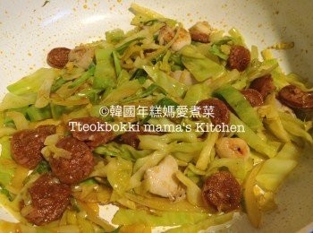 step4: 炒到椰菜至軟身後加入適量鹽調味即可。