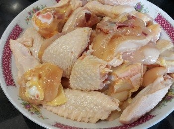 step1: 將冰鮮雞清洗後，隔乾水份切件