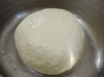 step4: 把麵團搓圓，放置大碗中，在麵團表面噴少許水再用保鮮膜包著存放在溫暖的地方發酵1小時。