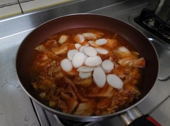 step4: 蓋上鍋蓋燜個2分鐘至年糕變軟，接著翻炒均勻讓年糕吸收湯汁，煮至湯汁略收汁止。