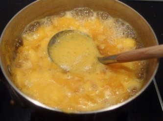 step5: 煮約10分鐘左右,用湯勺將表面的浮末撈除。繼續熬煮...
