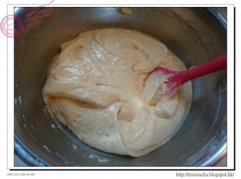 step5: 分次加入(1)的粉類, 用膠括拌勻。