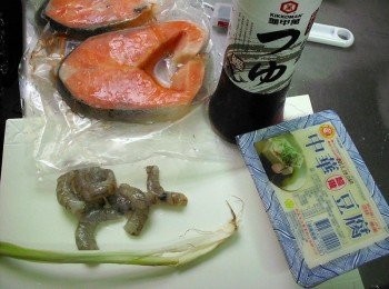 step1: 將鮭魚切小塊、豆腐切一小片、蝦仁去腸泥