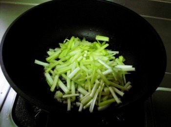 step2: 先爆香蒜末後下韭黃炒約1分加入鮮蚵，起大火....