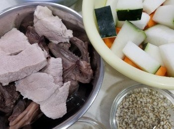 step1: 將水鴨切件，洗淨飛水，肉眼飛水。
冬瓜洗淨牛皮去囊切件
陳皮浸軟刮囊, 芫荽洗淨切段