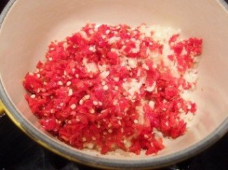 step2: 將辣椒碎及蒜頭碎都下鍋。