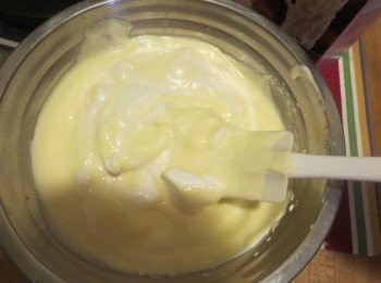 step6: 然後將蛋黃糊倒回剩下的蛋白中翻拌均勻