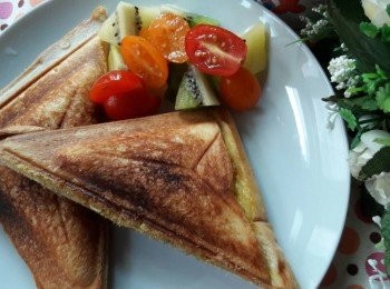 step9: 三明治配上水果沙拉 + 熱奶茶 , 趁熱享用