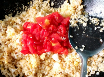 step5: 接著把炒好的番茄淋在飯上面，炒均勻，再下鹽調味。