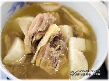 step3: 5 只利用新鮮雞肉的新甜與人蔘茶包的味道來融當湯頭，裡頭不用加任何調味道就非常鮮美了嘍