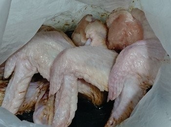 step1: 將雞全翼和<span class="group_2">醃料</span>放入保鮮袋中搖勻。