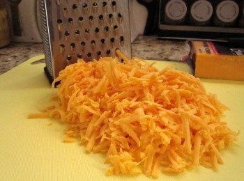 step1: cheddar cheese切碎。