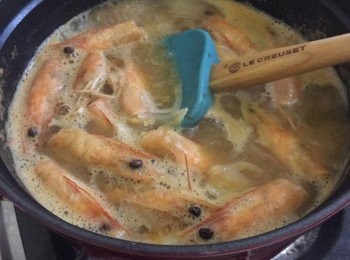 step6: 加入水、冬蔭公醬汁包及辣椒油攪均，加蓋中火煮約5-8分鐘至滾起