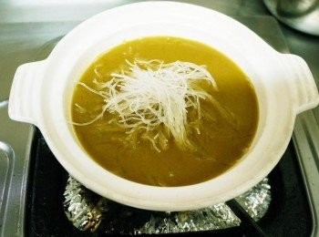 step3: 砂鍋預熱後放入咖哩高湯、冬粉，