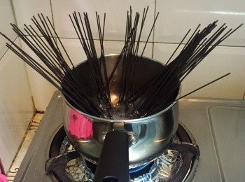 step2: 同時間，把意粉放於已煲滾的另一煲水，根據個人喜好可調節意粉口感。把煲好的意粉隔水備用。
