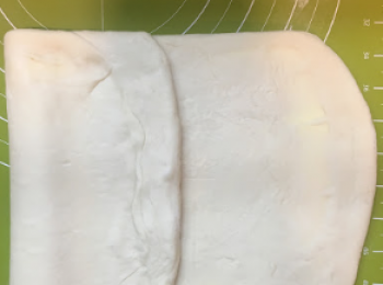 step7: 掃走粉團上麵粉，左邊1/3粉團向內摺，再將右邊1/3粉團向內摺。