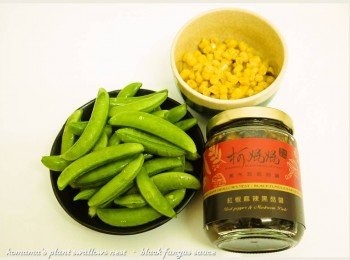 step1: 事先準備甜豆、紅椒麻辣黑菇醬與玉米粒等料理<span class="group_1">食材</span>。