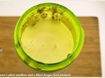 step4: 隨後將浸泡後的燕麥片與鮮奶一同倒入至果汁機中。