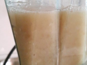 step2: 加入適量的水放到果汁機中打成糊狀 (我沒有打得很碎~這樣可以吃到海珊瑚的口感)