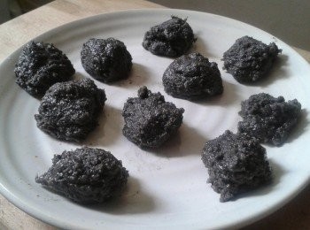 step1: 黑芝麻餡料做法：將黑芝麻與糖拌勻，再逐少加入菜油，成半凝固狀態，然後分成小份備用