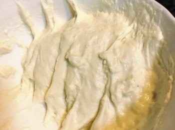 step1: 麵粉用流水方式開成麵粉糊, 途中要不停搞拌, 直到成為糊狀, 備用 (醒麵10-15分鐘)