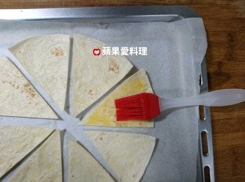 step3: 將餅皮刷上蛋液。