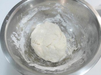 step3: 搓成麵糰後~~~加入1大匙的橄欖油繼續搓揉約10分鐘!!!