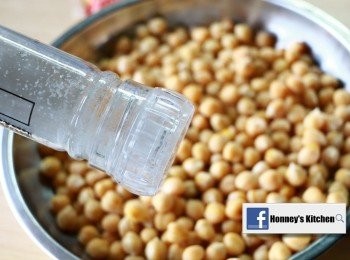 step2: 煮淋後隔去水份, 略為吹乾水份後, 加入鹽拌勻