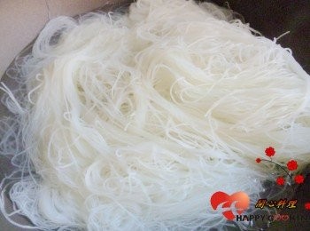 step3: 米粉放入滾水中燙一下撈出剪短一點