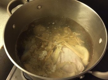 step2: 滾水下材料, 大火先滾15分鐘, 後轉小火煲2小時