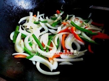 step8: 燒紅鑊 , 先爆香洋蔥 , 青椒 , 紅椒至微軟