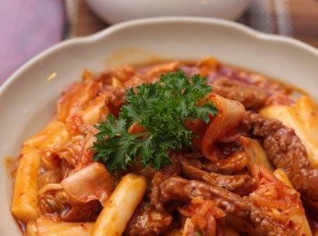 step7: 最後加入韓國年糕醬及泡菜兜勻即成。