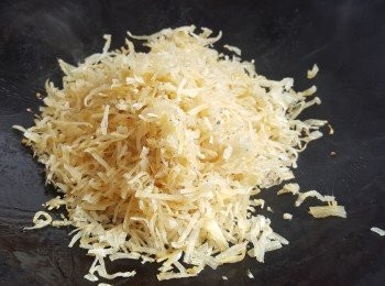 step5: 燒熱3-4湯匙油，下銀魚炒一會，贊酒炒至香。