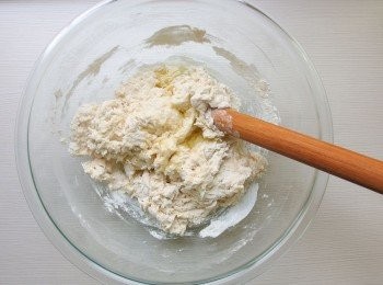 step4: 加入發酵種,細砂糖,海鹽，稍微揉成團後加入橄欖油。