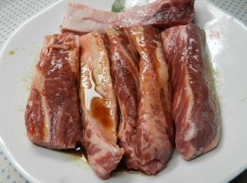 step1: 將牛腩條對切，用醬汁浸泡20分