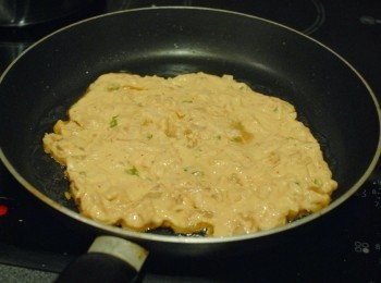 step3: 燒熱平底鑊後下油，倒入粉漿，鋪平及成圓形，用中火煎至兩面金黃色即可