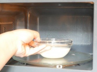 step2: 以微波爐或明火加熱至牛奶變暖，但不用煮滾，攪拌至糖完全溶化，然後放涼備用。