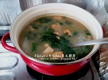 step12: 最後加入芫茜葉 , 少許鹽 , 胡椒粉調味拌勻轉用大火再煲滾即可