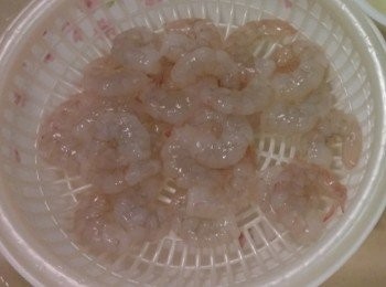 step2: 蝦用水沖洗直至蝦水清澈。