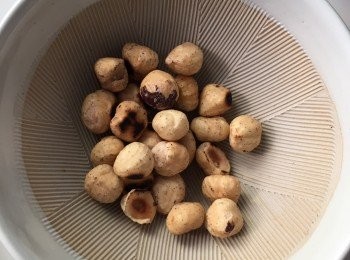 step4: 炒好的榛子略為磨碎。