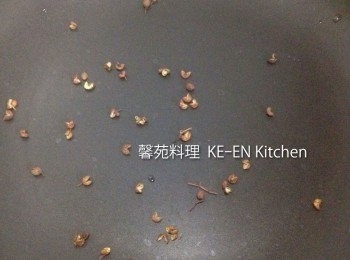 step5: 花椒粒炒熱加入香油