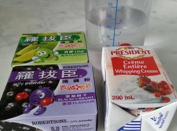 step1: 先將水同啫喱粉攪溶..放涼...