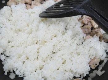 step3: 把飯倒入一起炒並將結塊的白飯炒開~